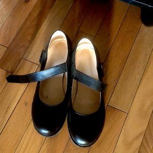 these are black mary janes fits 9.5 size-10 its about a 2 inch platform